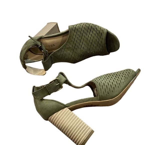 EXPRESS Perforated chunky block heel shoes olive green size 6 peep toe - Picture 7 of 10